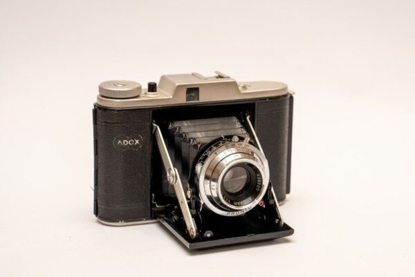 Adox Golf; Adoxar 75/4.5 lens; Leather case; Very rare sun visor.