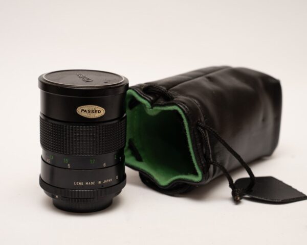 Vivitar 135/2.8 on M42 with both lids; Case.