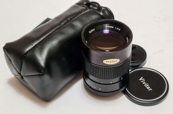 Vivitar 135/2.8 on M42 with both lids; Case.
