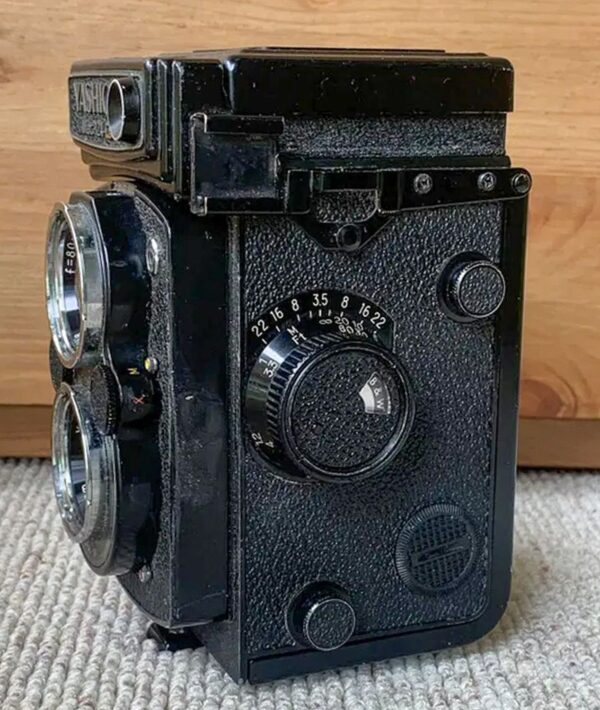 Yashica-Mat 124G with Yashinon 80mm f/3.5 lens