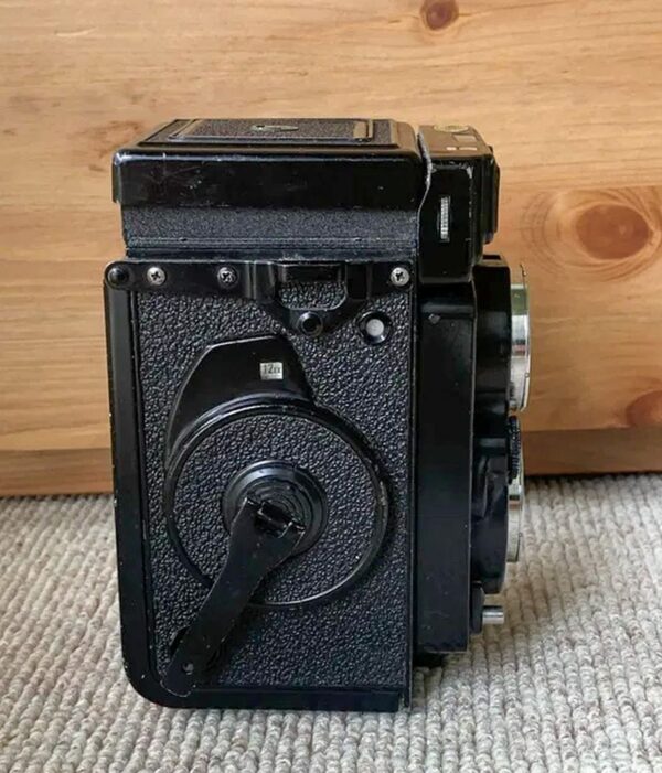 Yashica-Mat 124G with Yashinon 80mm f/3.5 lens