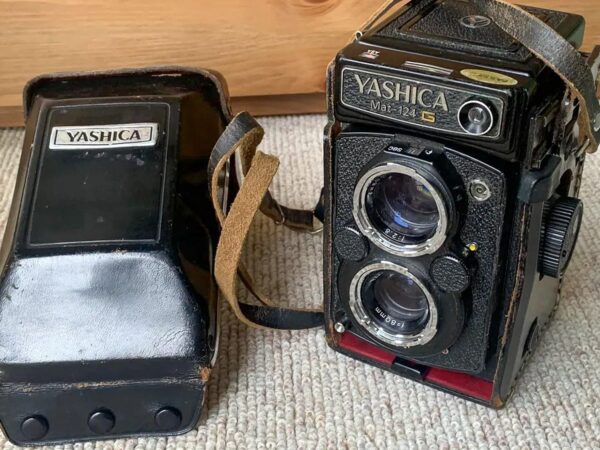 Yashica-Mat 124G with Yashinon 80mm f/3.5 lens
